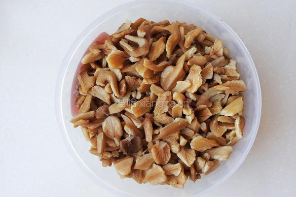 琥珀核桃仁的做法图解1