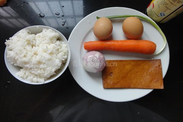 蚝油鸡蛋炒饭的做法图解1