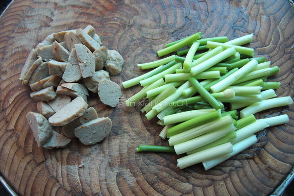 蒜苔炒鱼丸的做法图解3