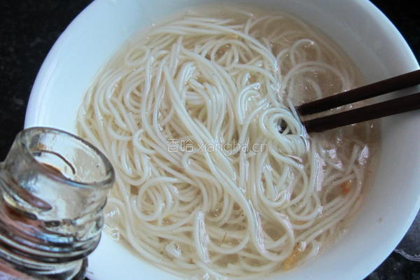 酸菜虾米挂面的做法图解9