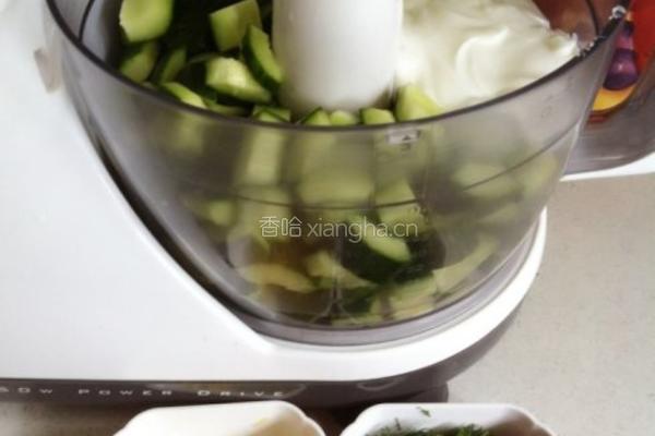 黄瓜蟹肉冷汤的做法图解2