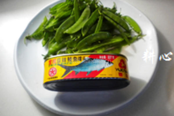 豆豉鲮鱼炒荷兰豆的做法图解1