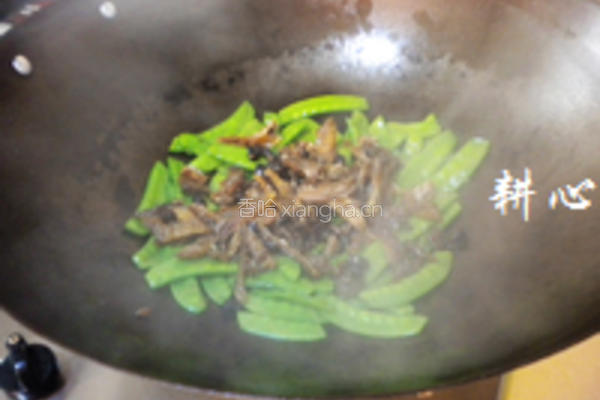 豆豉鲮鱼炒荷兰豆的做法图解7
