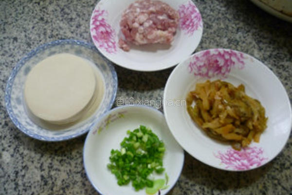 榨菜猪肉馅锅贴的做法图解1