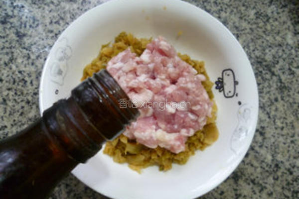 榨菜猪肉馅锅贴的做法图解4