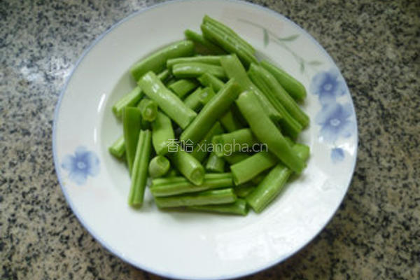 香干梅豆炒猪耳朵的做法图解3