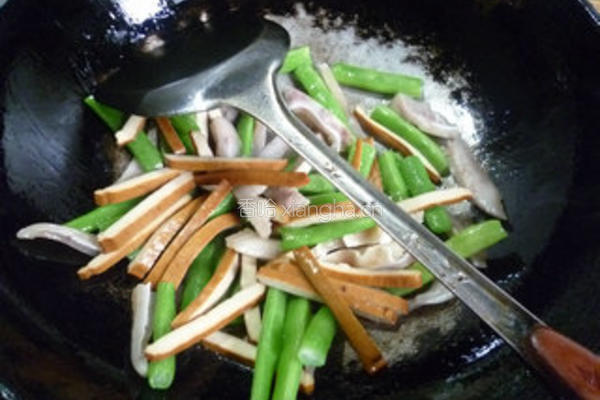 香干梅豆炒猪耳朵的做法图解8