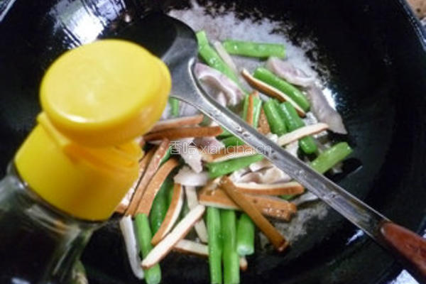 香干梅豆炒猪耳朵的做法图解9