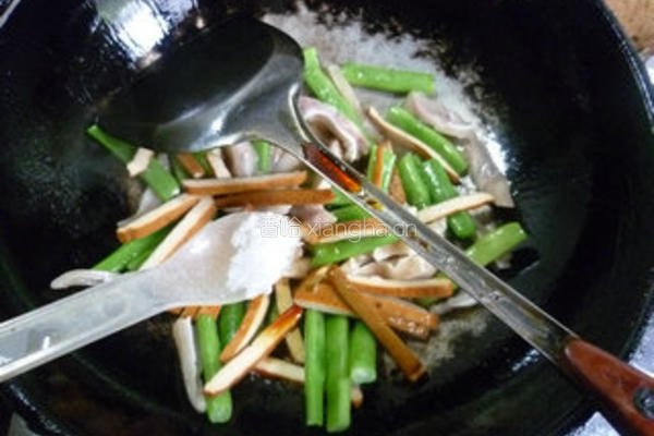 香干梅豆炒猪耳朵的做法图解10