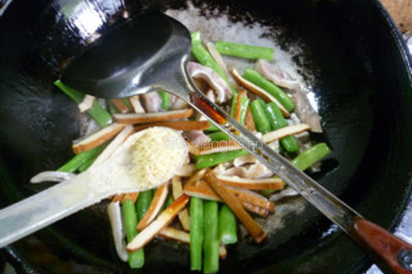 香干梅豆炒猪耳朵的做法图解11