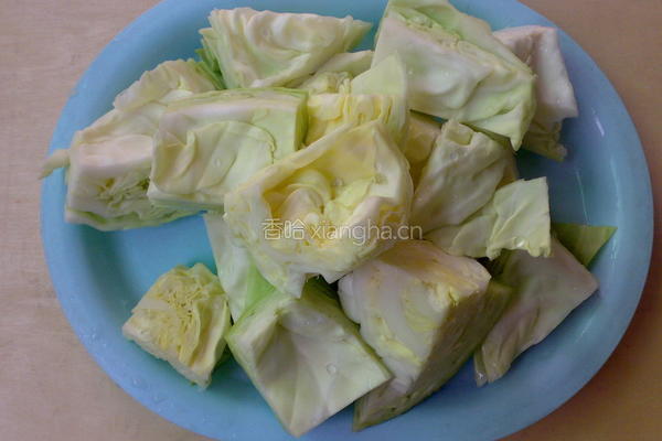 陈醋辣椒炒包菜的做法图解1
