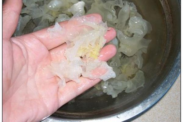 银耳山药麦片粥的做法图解3