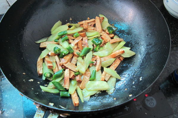 腊肉香干炒莴笋的做法图解7