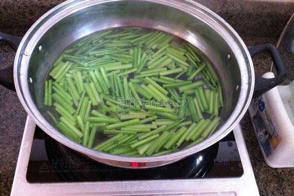 腐乳香芹炒豆干的做法图解2