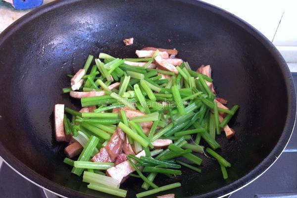 腐乳香芹炒豆干的做法图解7