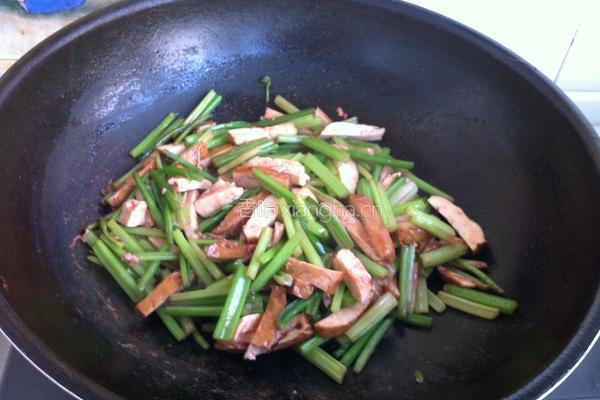 腐乳香芹炒豆干的做法图解8
