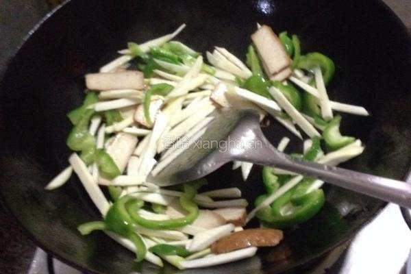 青椒茭白炒香干的做法图解3