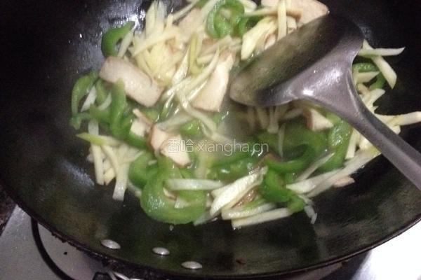 青椒茭白炒香干的做法图解4