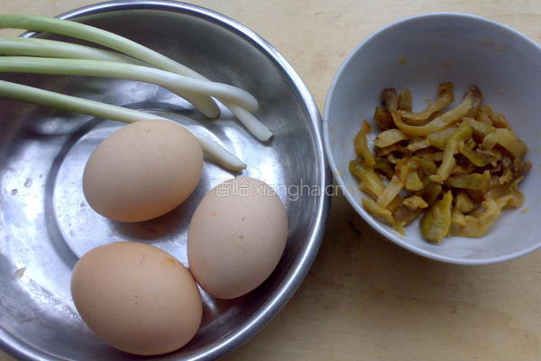 香葱榨菜煎蛋的做法图解1