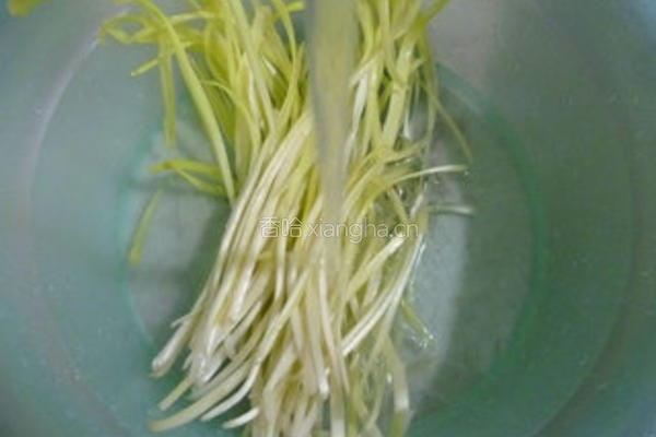 韭菜芽杂炒红肠的做法图解3