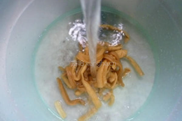 香干炒萝卜干的做法图解3