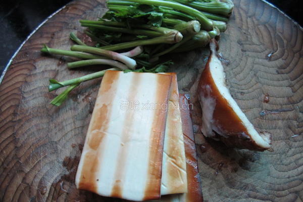 香芹香干炒腊肉的做法图解1