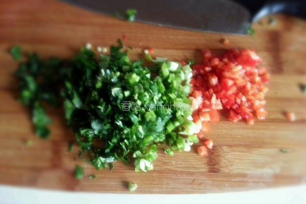 香菜辣椒鸡蛋饼的做法图解1