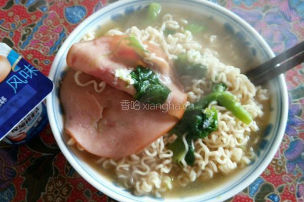 劲辣炒面加鸡肉味泡面的做法图解1