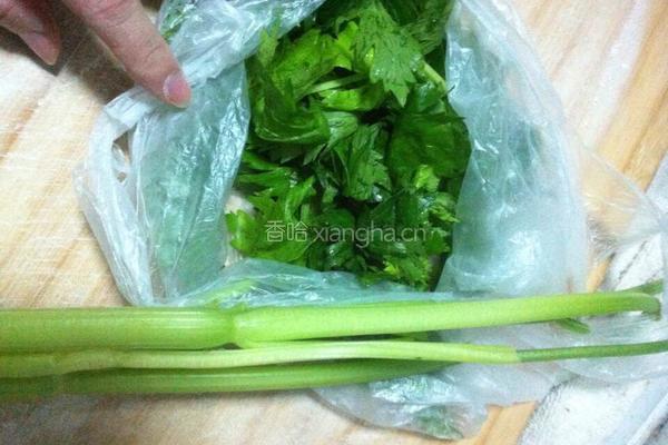 猪肉芹菜馅饼的做法图解2