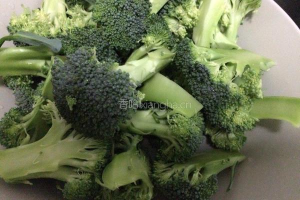 素炒西蘭花的做法图解2