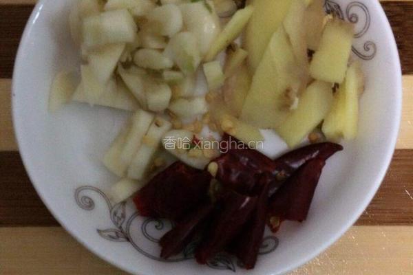 青椒雞腿菇的做法图解2