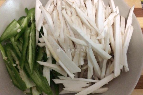 青椒雞腿菇的做法图解1