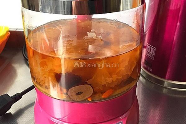 红枣枸杞银耳汤的做法图解1
