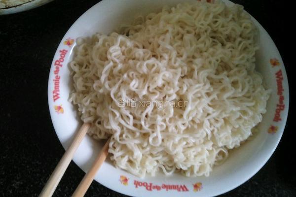 鸡蛋青菜炒面的做法图解2