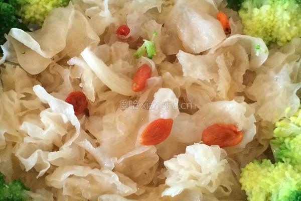 白木耳烩西兰花的做法图解4