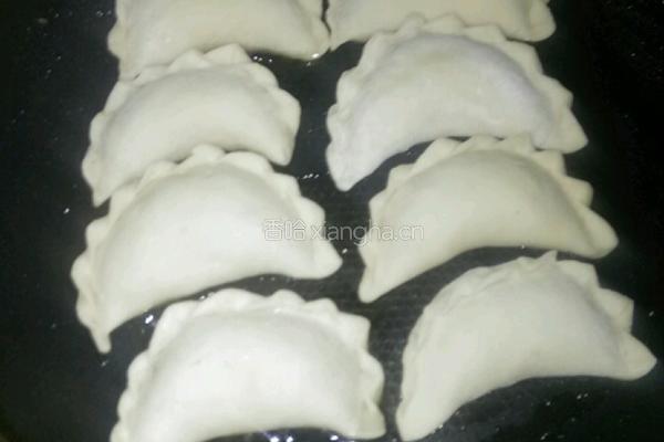 韭菜盒子的煎法的做法图解4