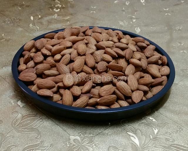 準備所需的材料:原粒杏仁