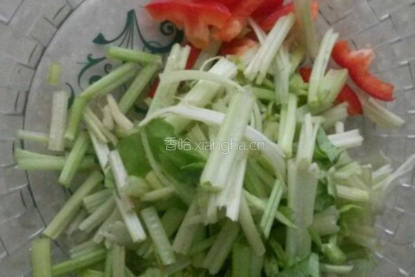 鸡蛋干炒芹菜的做法图解2