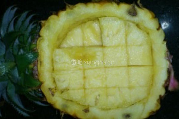 菠萝海鲜饭的做法图解1
