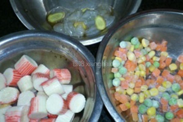 菠萝海鲜饭的做法图解2