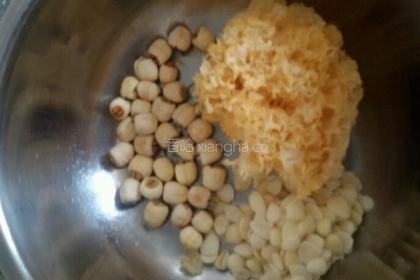 银耳雪梨杏仁饮的做法图解1