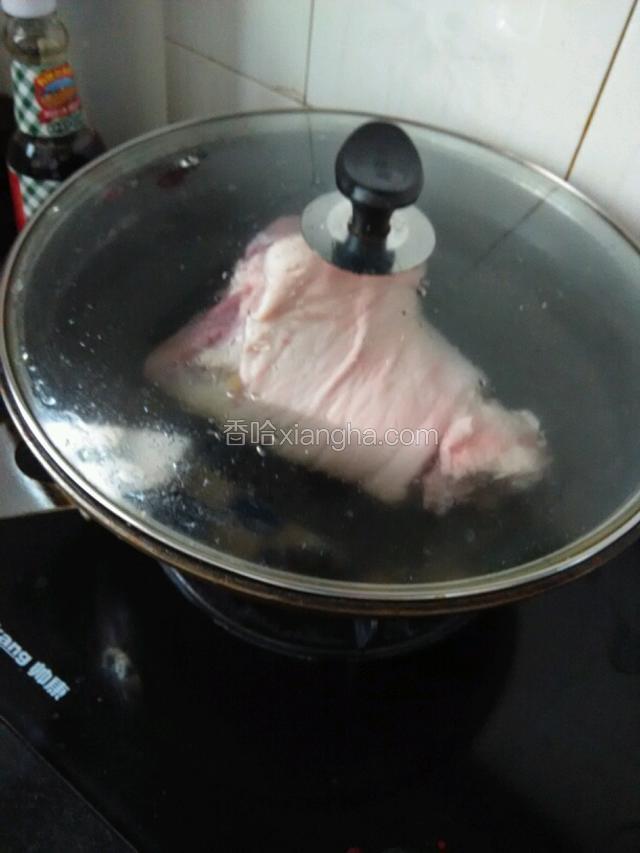 放锅里煮开两分钟，目的是检查肉皮上的猪毛是否干净。这样看起来清楚而且很容易拔掉。