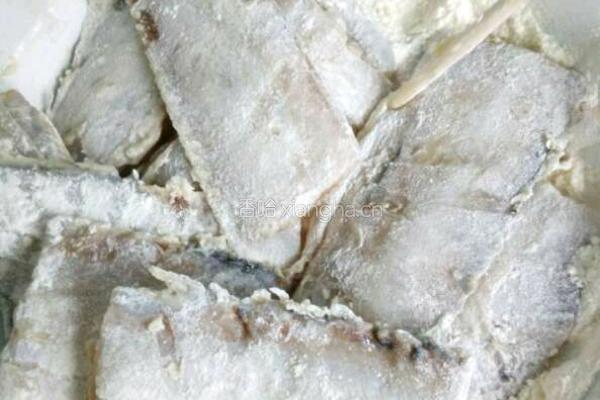 茄汁烧带鱼的做法图解1