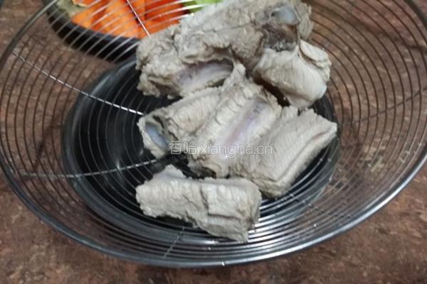 苦瓜蜜枣排骨汤的做法图解1