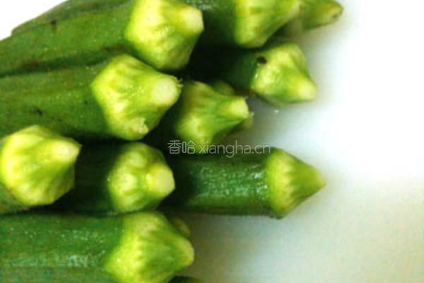 梅子酱渍番茄秋葵的做法图解2