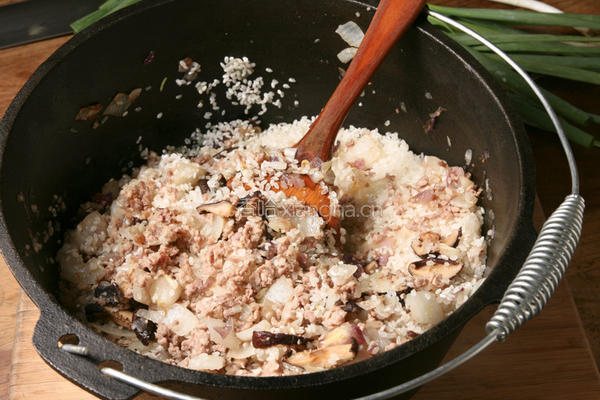黑早冬菇豚肉炖饭的做法图解3