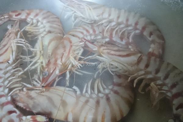 小黄瓜虾沙拉的做法图解3