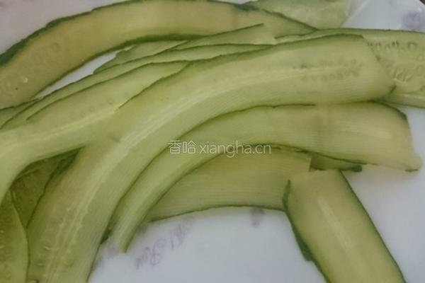 小黄瓜虾沙拉的做法图解1