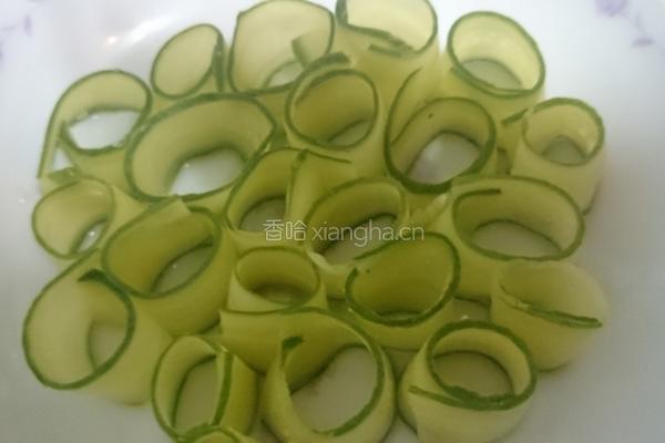 小黄瓜虾沙拉的做法图解2