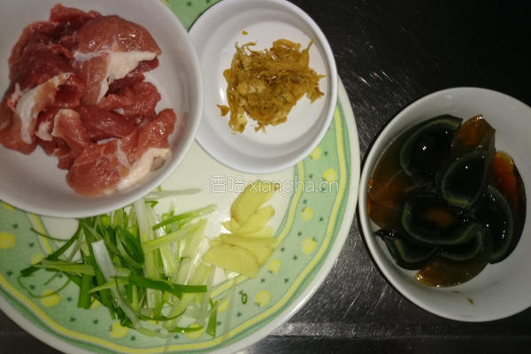 皮蛋瘦肉汤的做法图解1